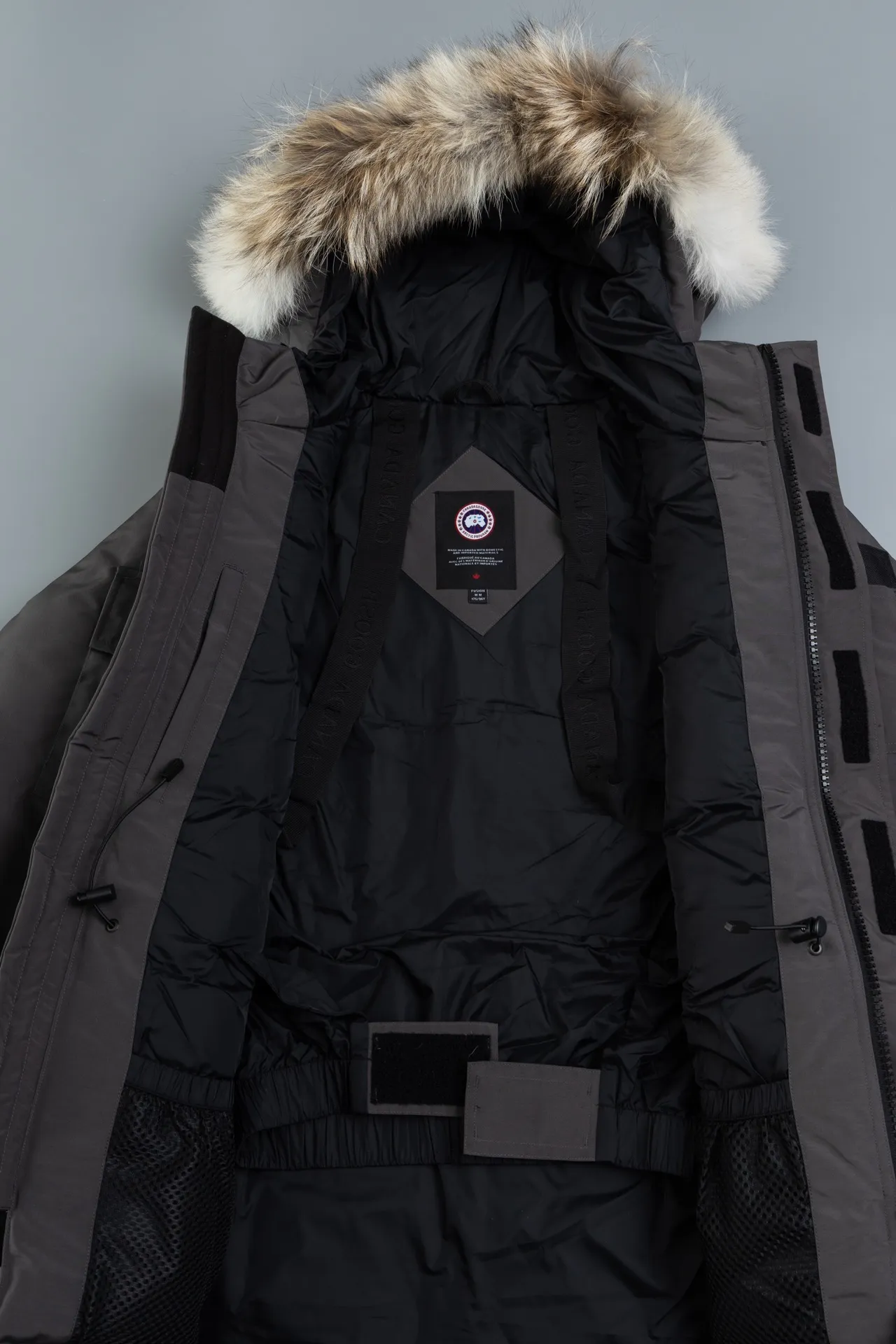 P820 (Top wolf fur version delivery handbag) Canada Goose Canada Goose #Expedition expedition parka classic down jacket ➖ Imported 21-count polyester-cotton blended original fabric [last year’s 16-count/18-count hard fabrics have been completely eliminated, this year all use 21-count genuine synchronous fabrics, the soft mid-band feels delicate and textured], genuine synchronous Feather-Light 10D waterproof coated fabric, made of 84.5% polyester fiber and 15.5% cotton, 100% the best feel in the entire network! ➖ The genuine official website uses the national standard 80 white duck down, and will never be misled by false claims such as 90 down or goose down! ➖ Using the best nylon lining with double double-layer sealing design, velvet-proof No. 7 needle + grid-filled down ready-made garments, there is 100% no so-called velvet running! ➖ The cuffs are designed with thickened seamless threads, and the collar and pockets are lined with top-quality polar fleece to keep you warm and comfortable! ➖ Yoshida YKK provides original custom-made electroplated sliders. YKK two-way lockable zippers are tight and smooth and will not peel off paint! ➖ 3M composite guarantees that the Velcro is the same as the original, durable, and all accessories and hardware are custom-made! ➖ The imported Behringer embroidery machine customizes the 10,000-needle embroidery logo, and 98% of the replicas restore the original logo. ➖ ​​The fur collars are all made of large pieces of Western Canadian blue wolf leather, ensuring that each fur collar is 13-15cm wide!